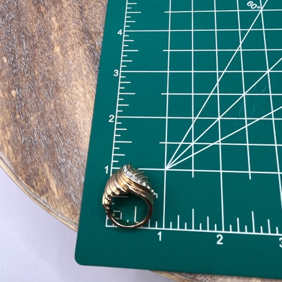 Elegant Gold Rhinestones Knot Swirl Ring 18K HGE Vintage Size 6 - Picture 15 of 15